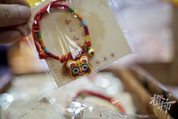 因为今年是虎年,带虎元素的香袋也出了好几个新款,就是我的钱袋恐怕是