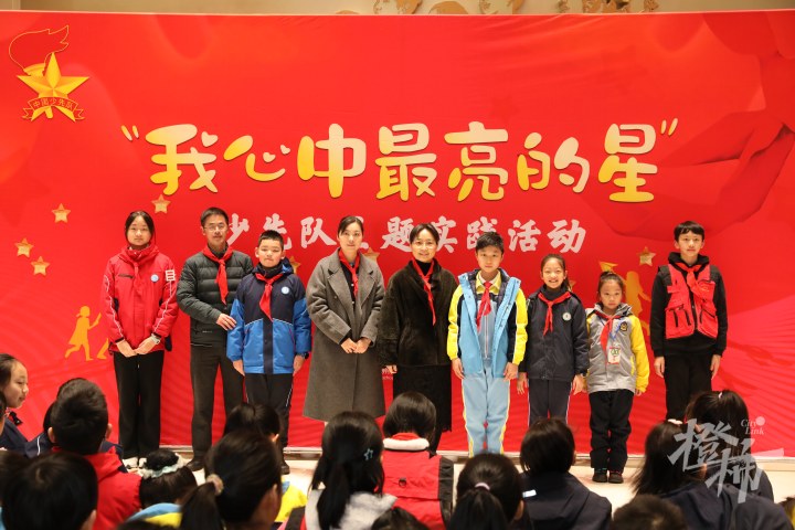 1月18日，“我心中最亮的星”少先队主题实践活动启动仪式在杭州青少年活动中心举行，嘉宾和队员代表合影.JPG