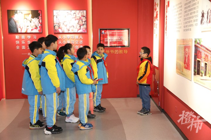 红领巾志愿者带领下参观 (2).JPG