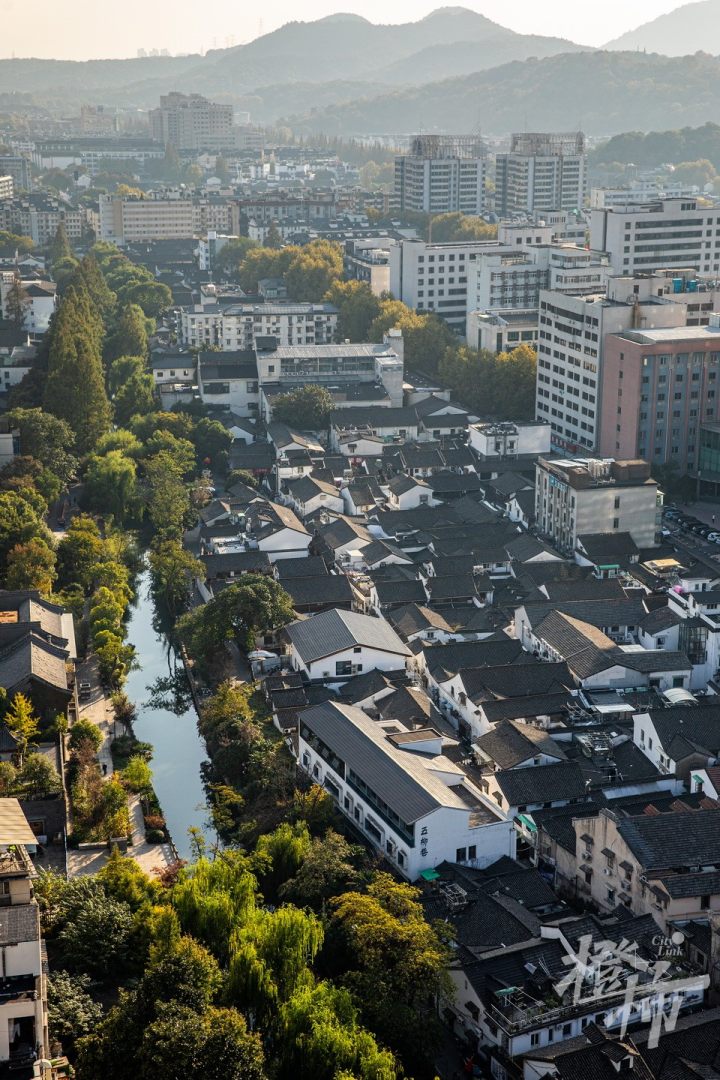 五柳巷历史文化街区位于杭州老城区东南,北靠西湖大道,南至河坊街,东