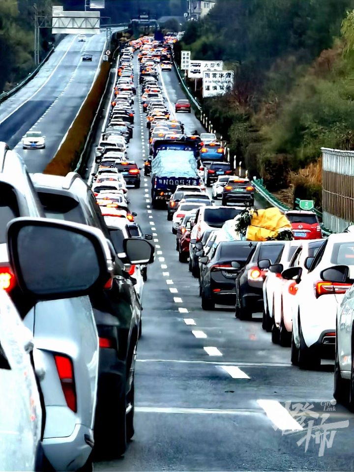 "前几年开车回家过年只要8个小时,这回开了15个小时,从天黑开到天黑还