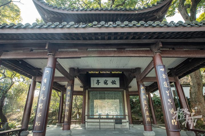 林则徐所撰的放鹤亭楹联在孤山放鹤亭中,最靠外的亭柱上有一副楹联"世