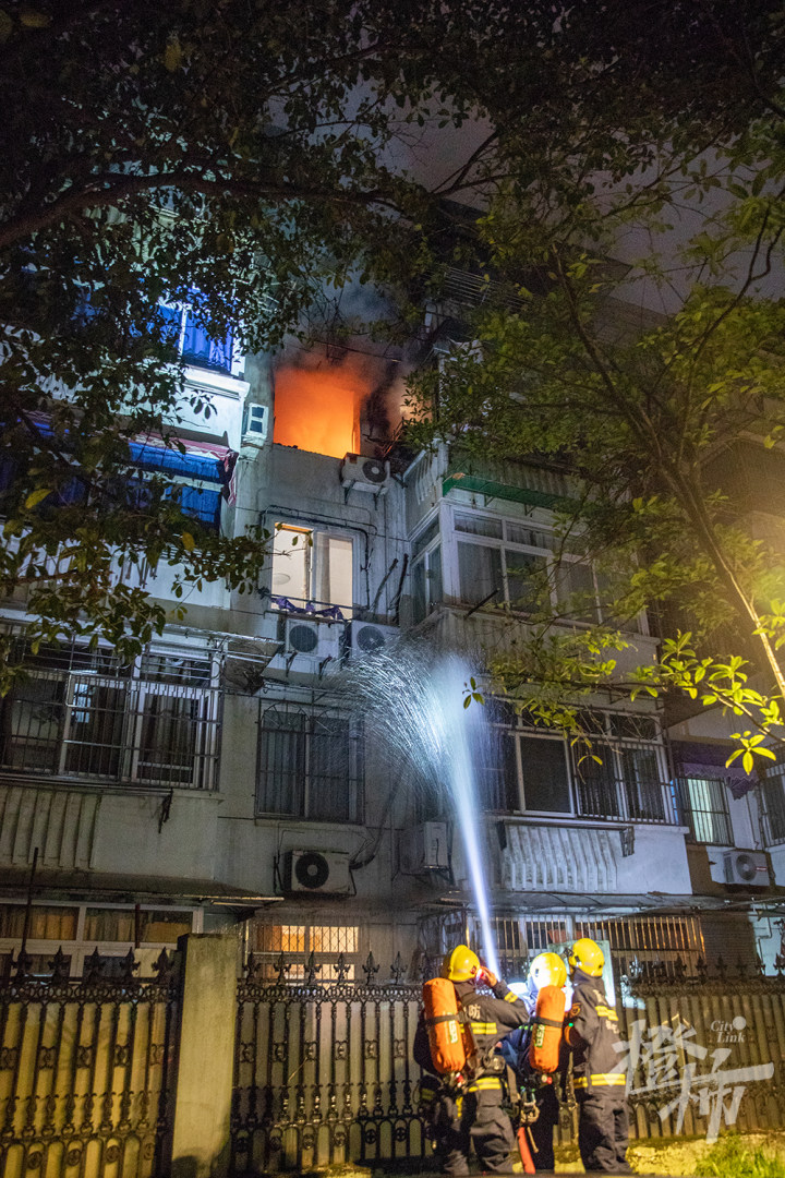 曙光新村一居民楼发生火灾,消防全力扑救,目前搜救工作已结束