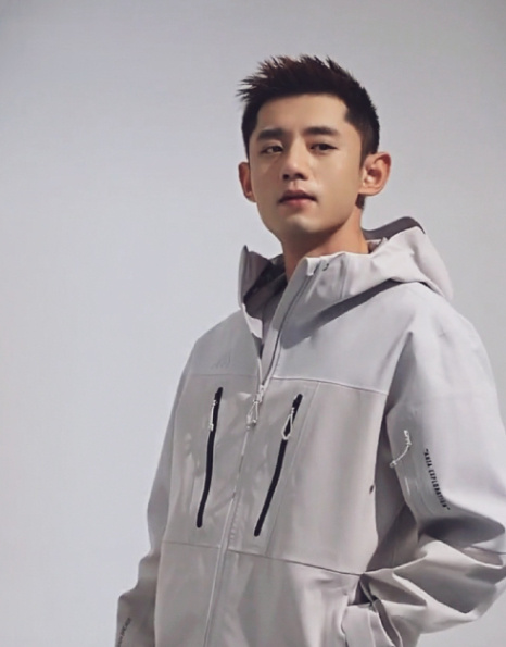 一摄影师发文称张继科拍摄安踏的任务取消,张继科为安踏品牌代言人,据