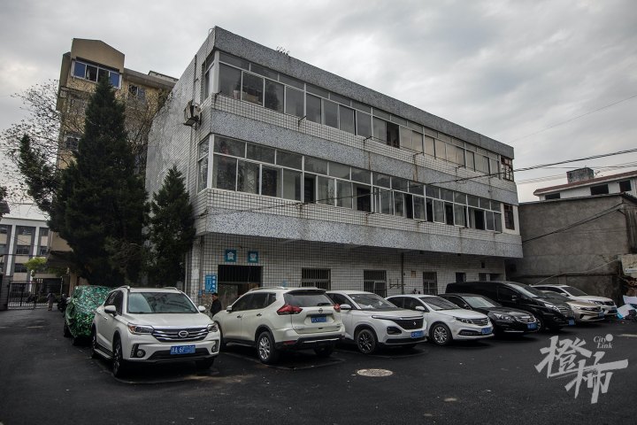 三墩废弃医院晚上传出怪声记者实地探访附近居民说经常有年轻人找过来