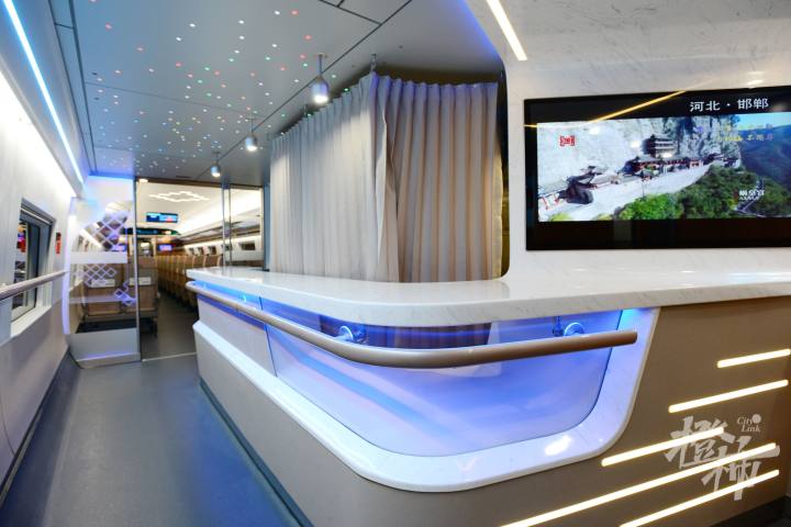 其中首尾车厢为商务座,一等座,餐车在5号车厢.