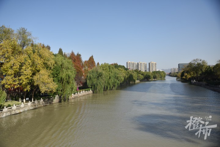 可以充电的太阳能座椅，这两条河边都有！杭州绿道改造，为何要引入“黑科技”？‘环球体育官网网站入口’