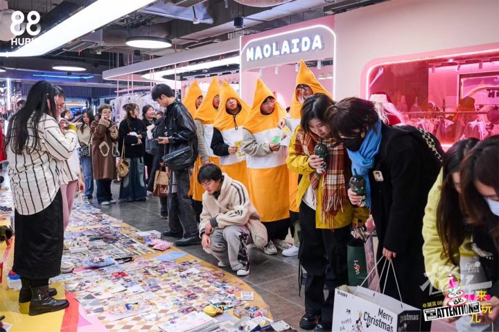 “cos委托”正在兴起!在湖滨,有多少女孩花费上千元和“纸片人男友”约会?-杭州新闻中心-杭州网