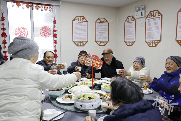 这么早就吃年夜饭了？杭州一社区连续15年为独居老人张罗年夜饭