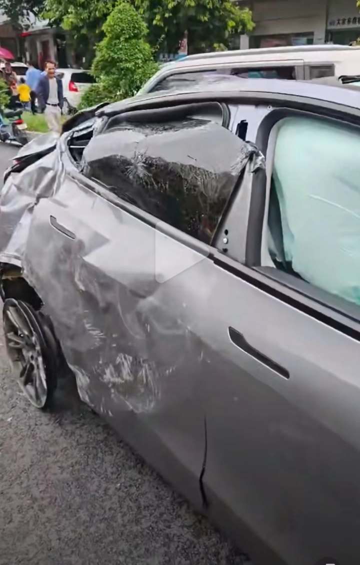 空中翻滚10多次连撞数车,多人受伤!一辆未上牌特斯拉发生严重车祸
