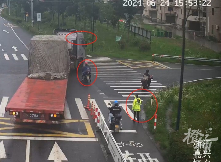 右转大货车直行电动车眼看要撞上,女警冲进死亡盲区,挽救两个家庭