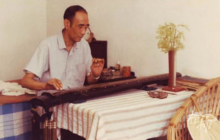 1975年夏 姚丙炎先生抚琴.png