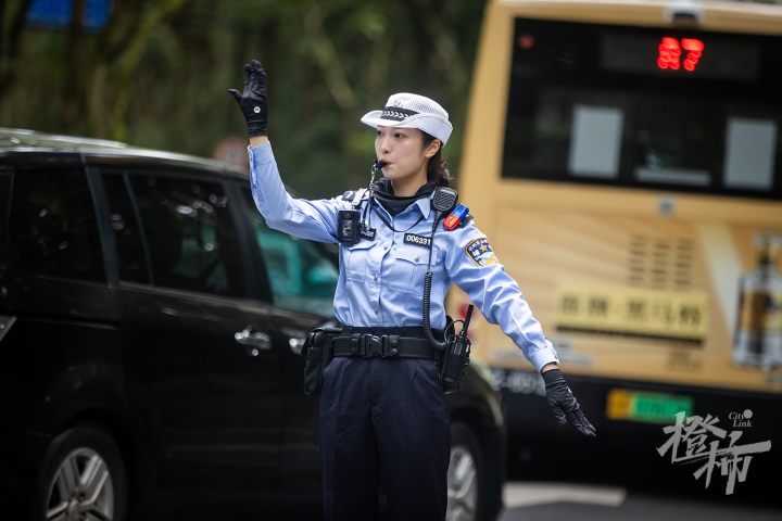 240719czq02 昨天下午，交警李语蔚在灵隐路执勤。 记者 陈中秋 摄.jpg