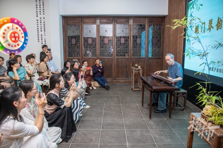 240514czq03 浙派古琴大师姚公白。 记者 陈中秋 摄_调整大小.jpg