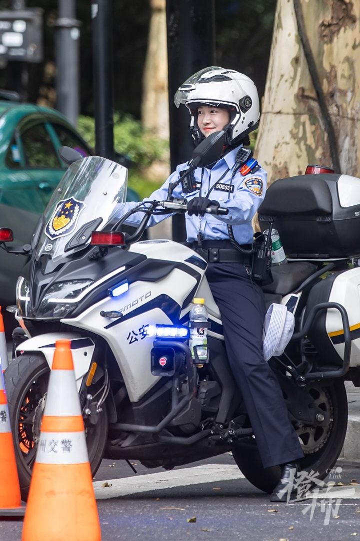 240719czq08 昨天下午，交警李语蔚骑摩托车执勤。 记者 陈中秋 摄.jpg
