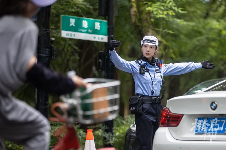 240719czq04 昨天下午，交警李语蔚在灵隐路执勤。 记者 陈中秋 摄.jpg