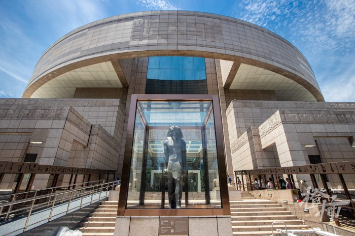 240717czq01 上海博物馆人民广场馆南门口的美内普塔站像。 记者 陈中秋 摄_调整大小.jpg