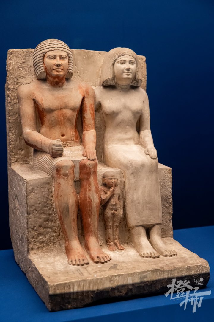 240717czq28 卡埃姆赫塞特及妻儿彩绘雕像。 记者 陈中秋 摄_调整大小.jpg