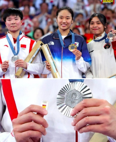 羽毛球女单颁奖仪式上,何冰娇的一个举动,太暖了