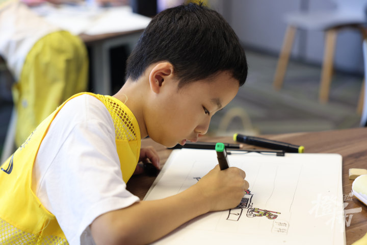 5 慕容引刀讲课 孩子们开始创作心中的孙悟空 (5).JPG
