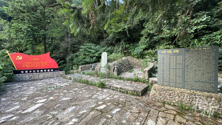 政府在红军墓旁立碑.JPG