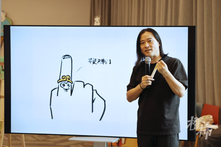5 慕容引刀讲课 孩子们开始创作心中的孙悟空 (1).JPG