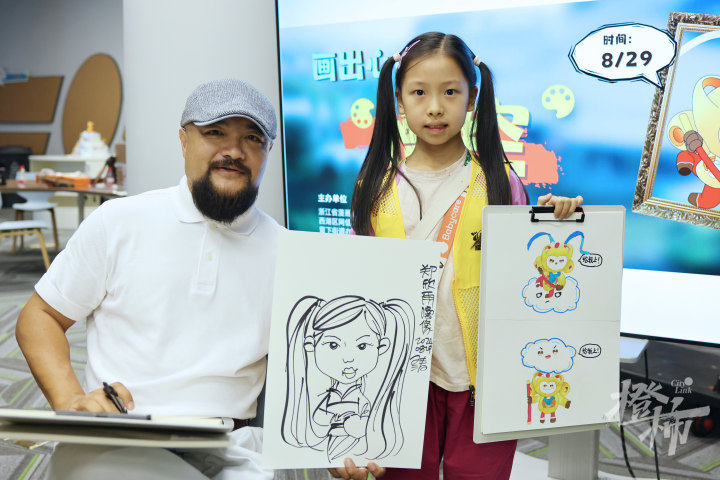 6 孩子们拿着自己的“孙悟空”画作和邹强老师及其所绘的肖像画合影 (1).JPG