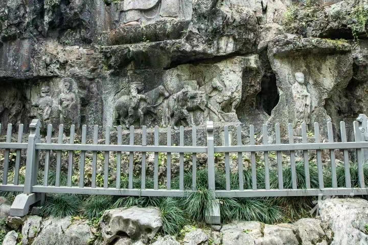 龙泓洞口，有一组雕凿于宋代（10-13世纪）高僧取经故事组雕，.jpg