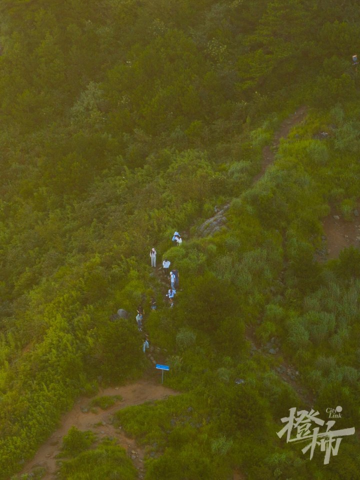 日出后，从太子尖下山的人们DJI_20240806055034_0729_D.jpg