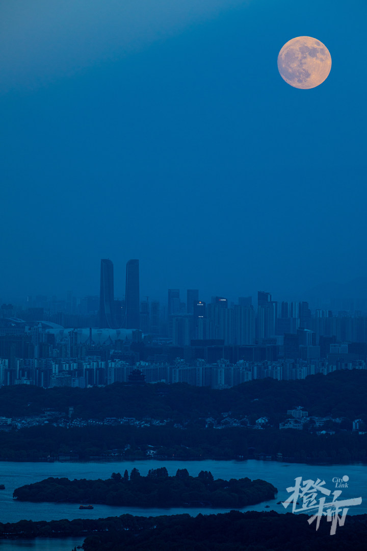 240917czq02 昨晚，杭州北高峰顶远眺中秋之夜的“超级月亮”。 记者 陈中秋 摄.jpg