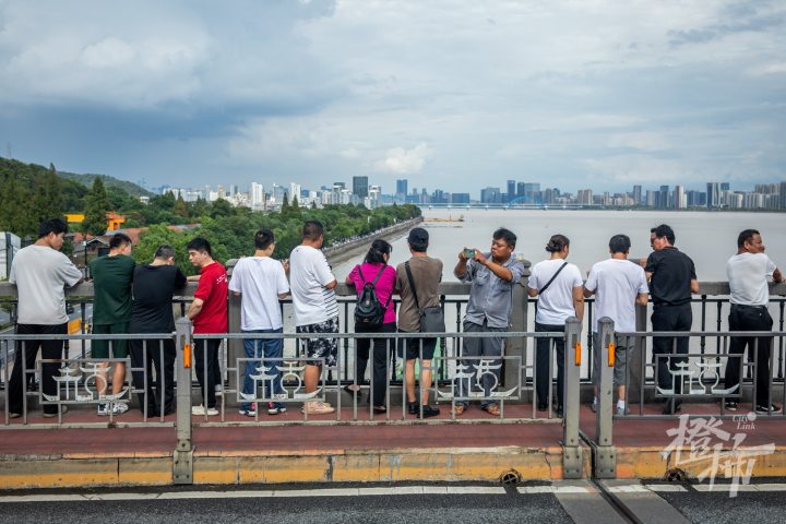 240920czq02 昨天下午，由于六和塔附近江堤封闭管控，不少市民和游客走到钱塘江大桥上等待观潮。 记者 陈中秋 摄_调整大小.jpg