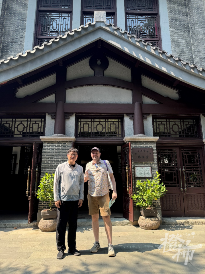 埃迪与教堂历史学家Chen Wei在杭州思澄堂前的合照.png
