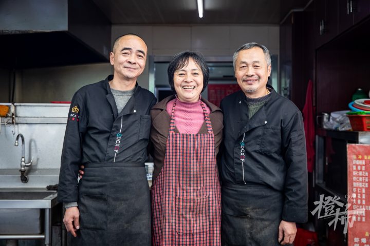 241130czq41 昨天中午闭店前,朱洪妹和两个弟弟朱洪伟(左)、朱洪强合影留念。 记者 陈中秋 摄_调整大小.jpg