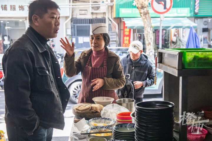 241130czq21 不少顾客特地赶来吃“最后一碗面”。 记者 陈中秋 摄_调整大小.jpg