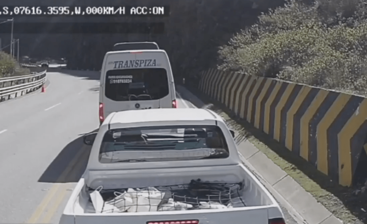 事发于今月2日，秘鲁瓦罗奇里省一条单线双向的山边公路上，当时车龙正在等候前进。