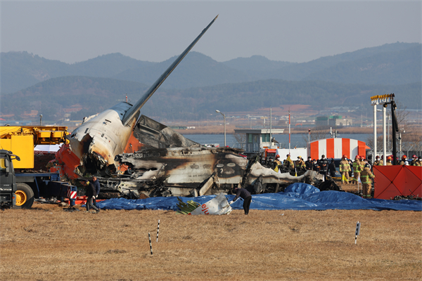韩国消防部门推测坠机事故中除两人外恐无他(29677758)-20241229154534.JPG