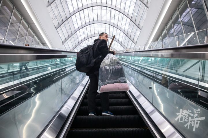250125czq55 杭州西站，一位旅客乘电梯进站。 记者 陈中秋 摄_调整大小.jpg
