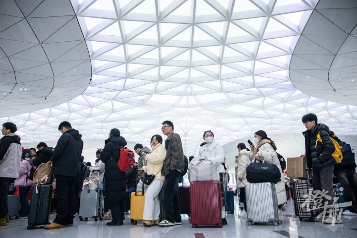 250125czq23 杭州西站，旅客们准备检票上车。 记者 陈中秋 摄_调整大小.jpg