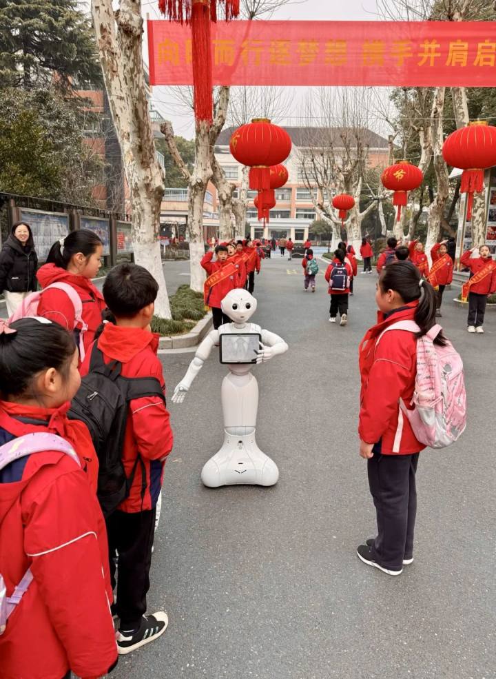 机器人也来迎接同学们.JPG