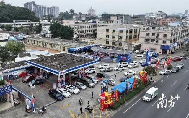 江门江海美孚加油站搞促销，前来加油的市民络绎不绝。南方+ 杨兴乐 拍摄