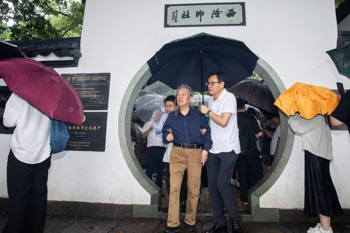 250610czq11 王蒙参观西泠印社。 记者 陈中秋 摄_调整大小.jpg