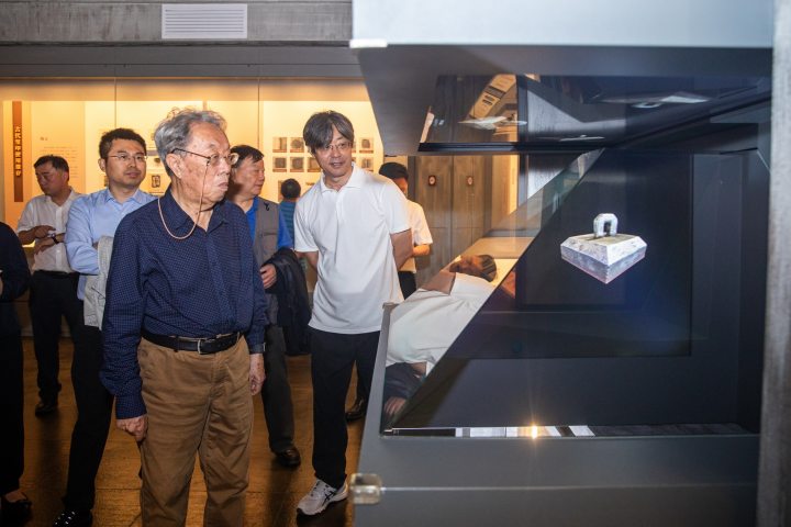 250610czq17 王蒙参观中国印学博物馆。 记者 陈中秋 摄_调整大小.jpg