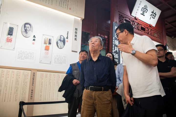 250610czq12 王蒙参观西泠印社。 记者 陈中秋 摄_调整大小.jpg