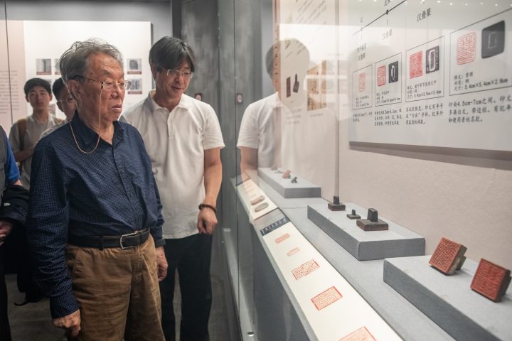 250610czq18 王蒙参观中国印学博物馆。 记者 陈中秋 摄_调整大小.jpg