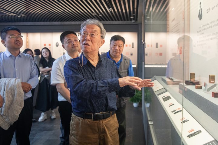 250610czq19 王蒙参观中国印学博物馆。 记者 陈中秋 摄_调整大小.jpg