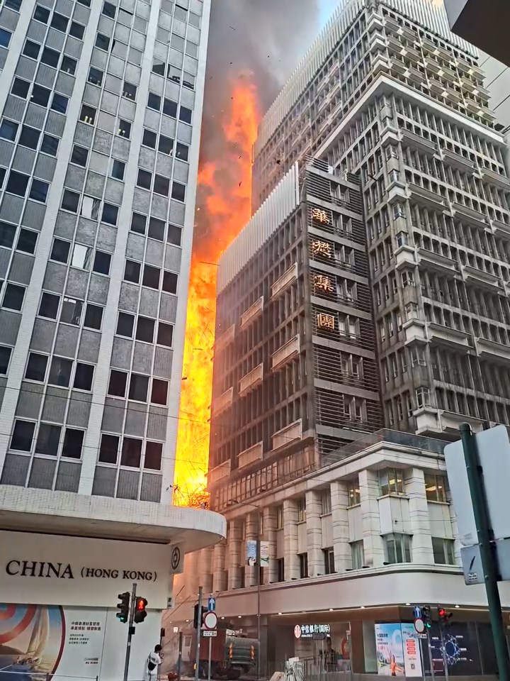 現場火勢非常猛烈。網上片段截圖